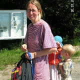 01i--30-07-04-grmende ehefrauen werden tapfer zurc