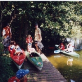 17a-boote zu wasser am holzsteg